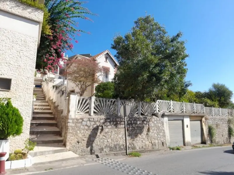 Villa coloniale avec grand jardin, vue mer – Béjaïa Centre, Béjaïa