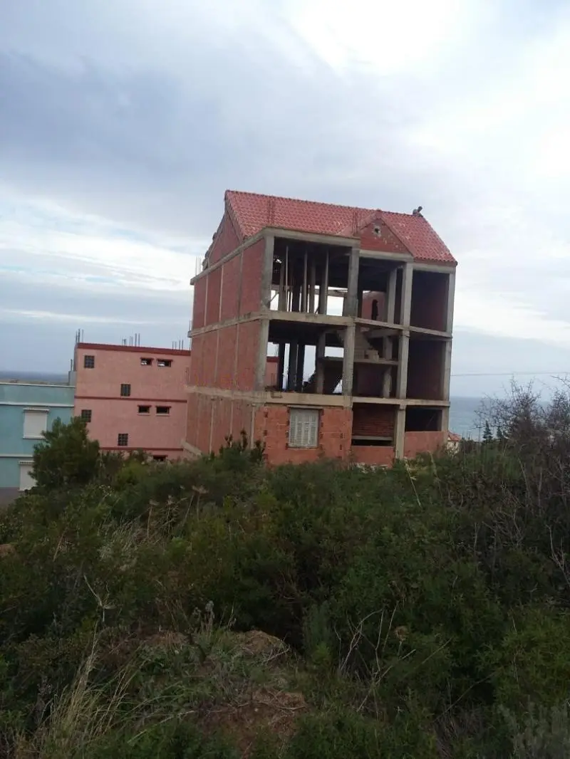 Carcasse R+2 à 100 m de la plage, Aït Mendil – Beni Ksila, Béjaïa