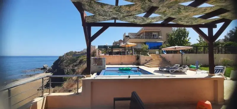 Villa piscine à débordement pieds dans l'eau – photo 12