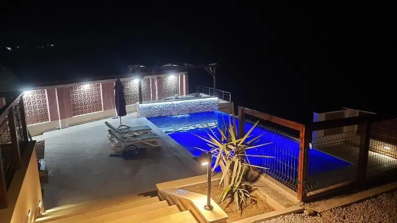Villa piscine à débordement pieds dans l'eau – photo 2
