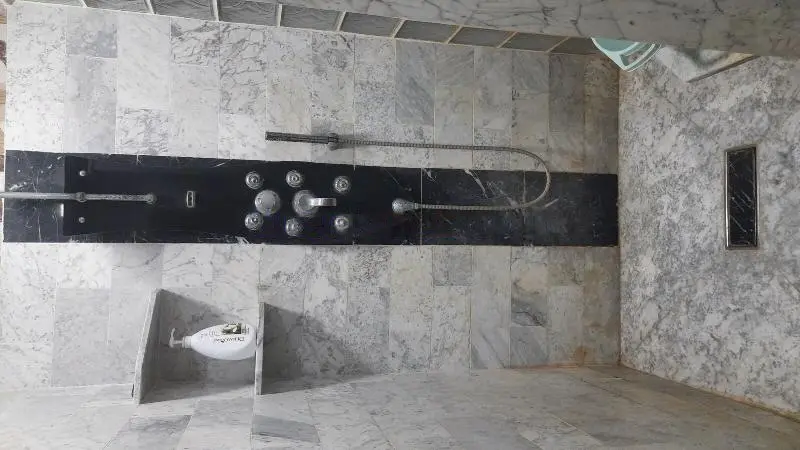 Villa piscine à débordement pieds dans l'eau – photo 6