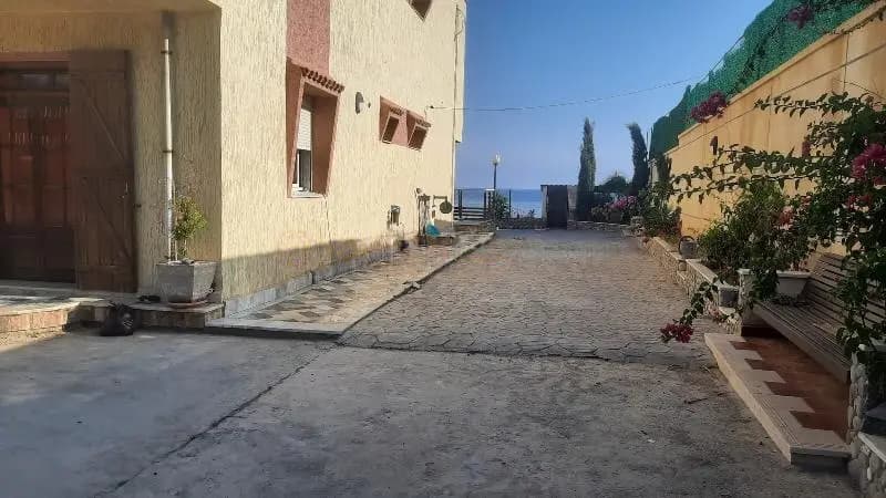 Villa piscine à débordement pieds dans l'eau – photo 9