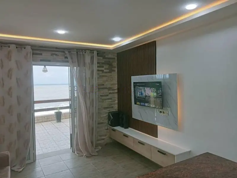 Bungalow pieds dans l'eau sur la plage de Saket – photo 2
