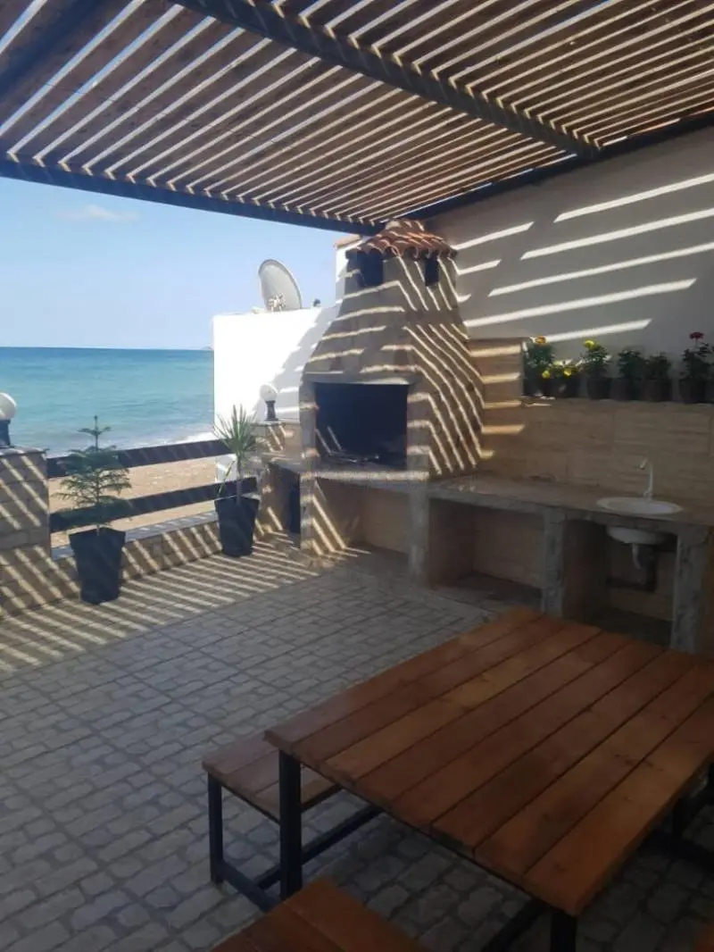 Bungalow pieds dans l'eau sur la plage de Saket – photo 4
